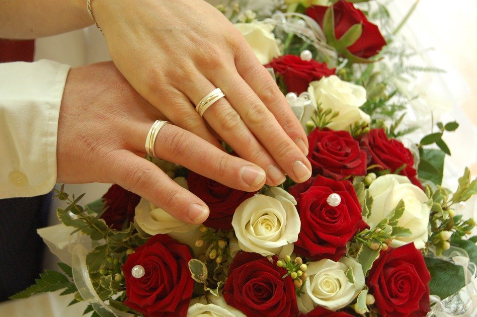 Bague de fiançailles : or blanc ou or jaune ?