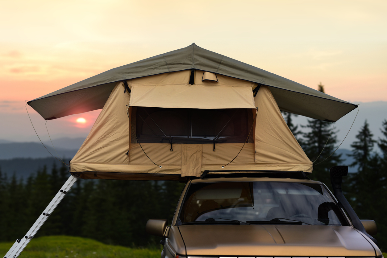 La tente de toit rigide pour voiture : Est-ce le meilleur choix pour les amoureux de voyage et d’aventure??